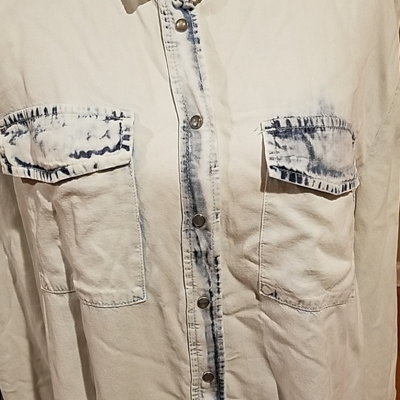 NWT Two by Vince Camuto Snap button down Blouse - Picture 3 of 6